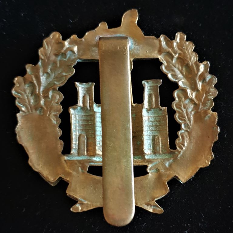 THE ESSEX REGIMENT CAP BADGE